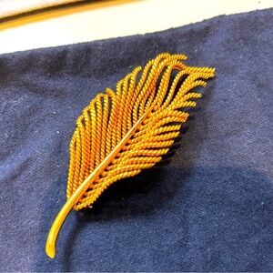 Elegant Gold Leaf Cascio pin